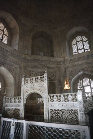 Téléchargez les photos : Chambre intérieure contient des cénotaphes de Mumtaz et Shah Jahan à Taj Mahal Septième merveilles du monde sur la rive sud de la rivière Yamuna, Agra, Uttar Pradesh, Inde Site du patrimoine mondial de l'UNESCO - en image libre de droit