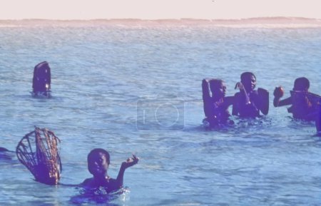 Téléchargez les photos : Negrito personnes se baignant dans la mer, andaman, Inde, Asie - en image libre de droit