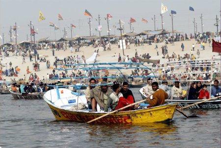 Téléchargez les photos : Bateaux ou ferries sur les rives du Gange pendant l'Ardh Kumbh Mela, l'une des plus grandes fêtes religieuses au monde à Allahabad, Uttar Pradesh, Inde - en image libre de droit