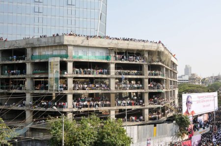 Téléchargez les photos : Balasaheb Thackeray Procession funéraire Coups de feu de foule et coups de feu généraux sur la route Mumbai maharashtra Nov 2012 - en image libre de droit