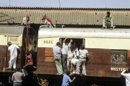 Téléchargez les photos : Foule sur le chemin de fer local Train, Inde - en image libre de droit