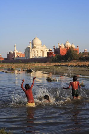 Téléchargez les photos : Enfants jouant dans la rivière Yamuna au Taj Mahal Septième merveilles du monde, Agra, Uttar Pradesh, Inde Site du patrimoine mondial de l'UNESCO - en image libre de droit