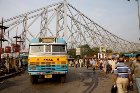 Téléchargez les photos : Scène de rue ; Vue du pont Howrah maintenant Rabindra Setu de la rive de la rivière HooApproximativement ; Calcutta Kolkata ; Bengale occidental ; Inde - en image libre de droit