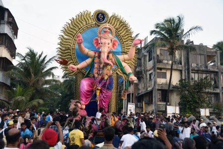 Téléchargez les photos : Procession du Seigneur Ganesha, Dadar, Mumbai, Maharashtra, Inde, Asie - en image libre de droit