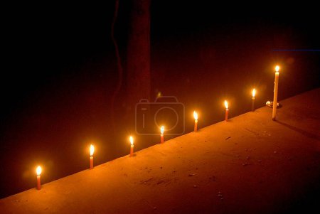 Foto de Nueve velas encendidas para celebrar el Año Nuevo de Gudi Padva Hindú en el Lago Masunda; Thane; Maharashtra; India 2009 - Imagen libre de derechos