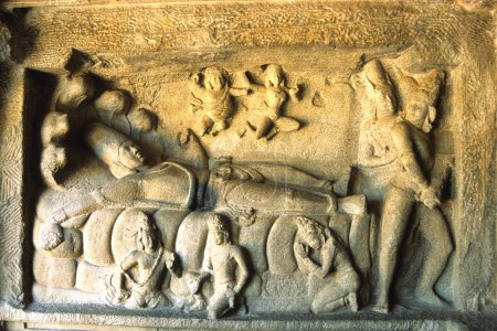 Foto de Vishnu sobre la tos de serpiente en yoga nidra en la cueva mahishamardini en Mahabalipuram Mamallapuram, Tamil Nadu, India - Imagen libre de derechos