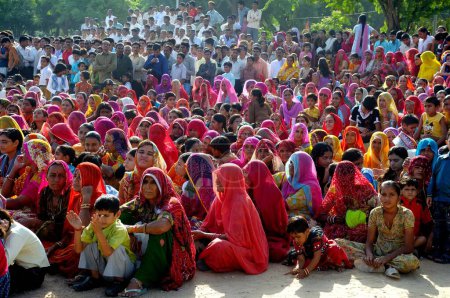 Foto de Personas sentadas en el suelo, Jodhpur, Rajastán, India - Imagen libre de derechos