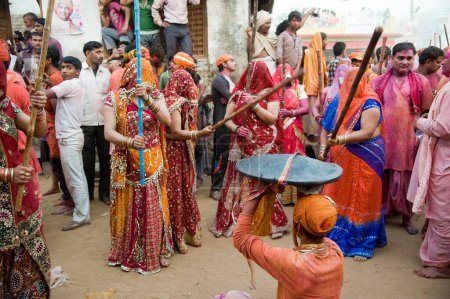 Téléchargez les photos : Les gens qui célèbrent lathmar, holi festival, mathura, uttar pradesh, Inde, Asie - en image libre de droit