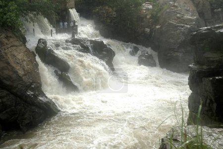 Chutes de bain sur la rivière Kaveri ; Hogenakkal ; Tamil Nadu ; Inde