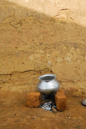 Téléchargez les photos : Poêle et récipient en terre, Chakradharpur, Jharkhand, Inde - en image libre de droit