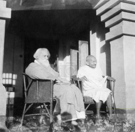 Téléchargez les photos : Mahatma Gandhi et Rabindranath Tagore à Shantiniketan, 18 février 1940, Inde - en image libre de droit