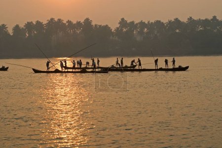 Téléchargez les photos : Pêche en backwater, Kodungallur, Kerala, Inde - en image libre de droit