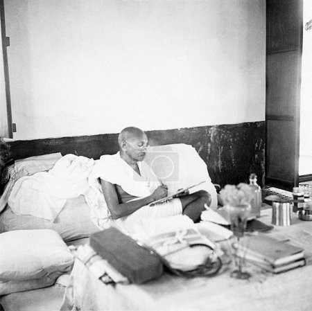 Téléchargez les photos : Mahatma Gandhi écrit, 1939, Inde - en image libre de droit