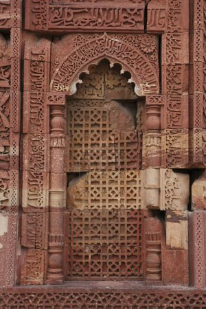La ornamentación islámica en Qutb Minar complejo construido en 1311piedra arenisca roja, arte indomusulmán, sultanato de Delhi, Delhi, India Patrimonio de la Humanidad por la UNESCO