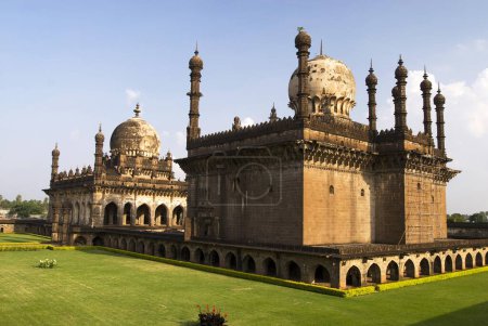 Téléchargez les photos : L'Ibrahim Rauza construit par Ibrahim Adil Shah II est une tombe et une mosquée à Bijapur ; Karnataka ; Inde - en image libre de droit