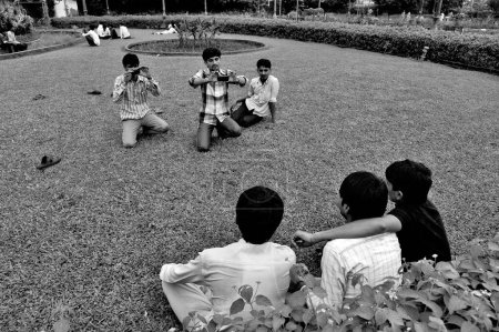 Téléchargez les photos : Garçons téléphones mobiles, Pherozeshah Mehta Garden, Hanging Gardens, Malabar Hill, Mumbai, Maharashtra, Inde, Asie - en image libre de droit
