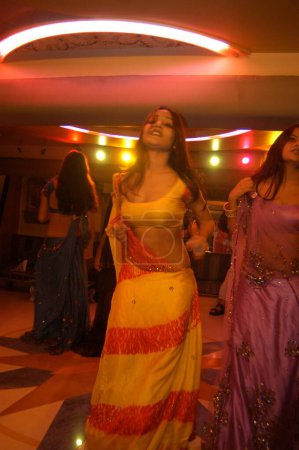 Foto de Chicas adornadas bailando en el bar, Bombay Mumbai, Maharashtra, India - Imagen libre de derechos