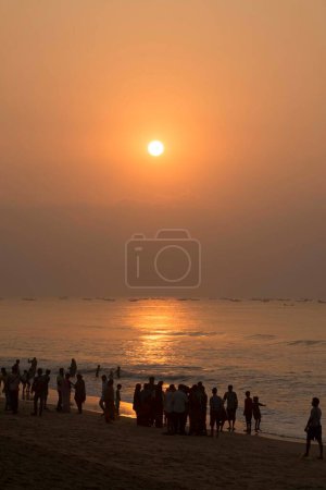 Foto de Turistas en la playa, puri, orissa, india, asia - Imagen libre de derechos