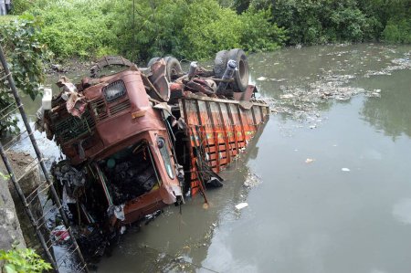 Téléchargez les photos : Accident de camion sur la Eastern Express Highway près de Vikhroli, Mumbai, Maharashtra, Inde. - en image libre de droit