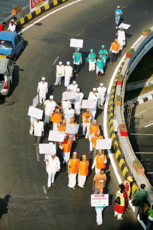 Téléchargez les photos : Les participants en robe fantaisie passant le survol de la route Charni lors du marathon de Mumbai organisé à Bombay maintenant Mumbai ; Maharashtra ; Inde - en image libre de droit