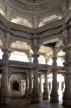 Téléchargez les photos : Salle des piliers adinatha jain temple à ranakpur à rajasthan Inde Asie - en image libre de droit