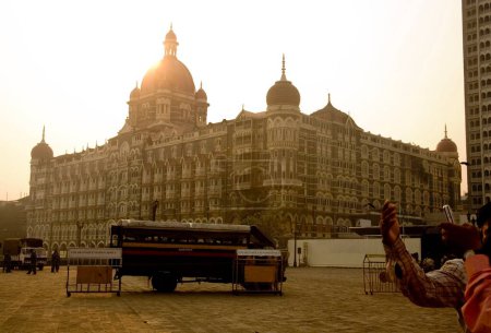 Téléchargez les photos : Camion de police posté devant l'hôtel Taj Palace après les attentats terroristes du 26 novembre 2008 à Bombay Mumbai, Maharashtra, Inde - en image libre de droit