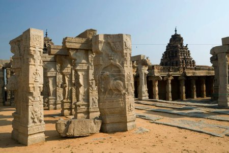 Hochzeitssaal oder Kalyana Mantapa mit geschnitzten monolithischen Säulen im Veerabhadra-Tempel im sechzehnten Jahrhundert; Lepakshi; Andhra Pradesh; Indien