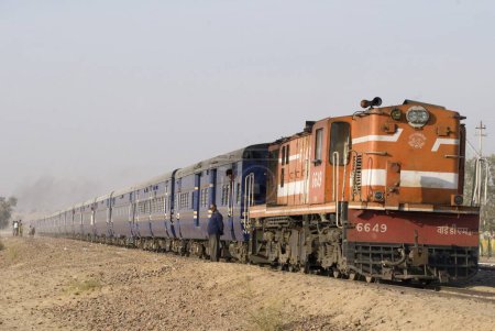 Foto de Patrimonio sobre ruedas Viaje al tren turístico de lujo pasado; Rajastán; India - Imagen libre de derechos