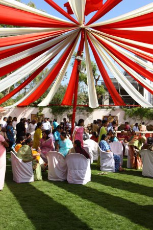 Téléchargez les photos : Personnes assises à la cérémonie de mariage Jabalpur Madhya Pradesh Inde Asie - en image libre de droit