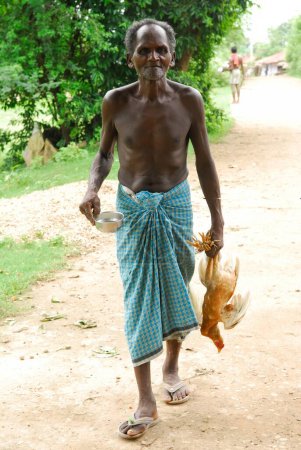 Téléchargez les photos : Tribus Ho vieil homme au poulet, Chakradharpur, Jharkhand, Inde - en image libre de droit
