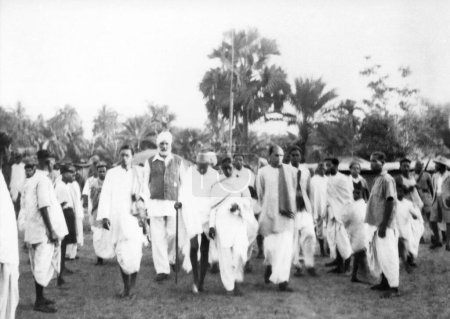 Foto de Mahatma Gandhi caminando con Jivan Singh miembro del Ejército Nacional de la India y otros a través de disturbios golpeados Noakhali Bengala Oriental - Imagen libre de derechos