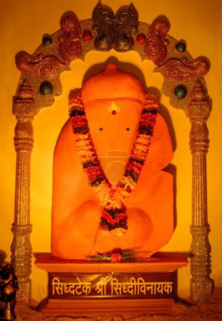 Foto de Replica of idol of shree siddhivinayak of siddhatek one of ashtvinayak lord ganesh for ganpati festival at Pune , Maharashtra , India - Imagen libre de derechos