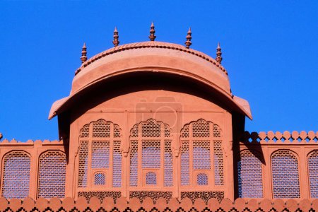 Téléchargez les photos : Galerie de montres de façade décorée du palais du vent Hawa Mahal, Jaipur, Rajasthan, Inde - en image libre de droit