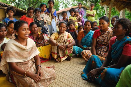 Foto de Voluntarios educando a las tribus mujeres, Chakradharpur, Jharkhand, India - Imagen libre de derechos