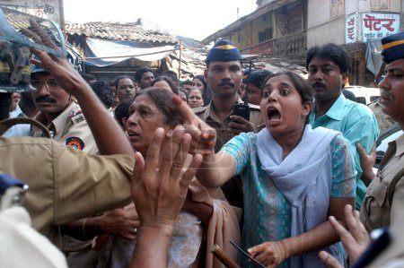 Téléchargez les photos : Un émoi lors d'un rassemblement de protestation à Kurla dans la banlieue centrale de Bombay Mumbai, Maharashtra, Inde - en image libre de droit
