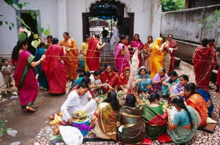 Téléchargez les photos : Women Worshiping holding thread, Vat Savitri Festival ou Vat Purnima Festival, bomay mumbai, maharashtra, Inde - en image libre de droit