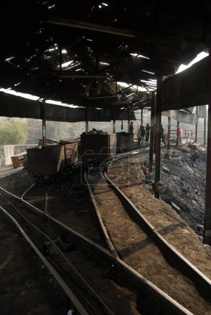 Téléchargez les photos : Chariots transportant du charbon des mines ; mines de charbon de Dhanbad ; Jharkhand ; Inde - en image libre de droit