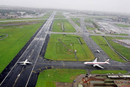 Foto de Una vista aérea pistas y aviones en el aeropuerto internacional de Mumbais Chhatrapati Shivaji Maharaj en Sahar; Bombay Mumbai; Maharashtra; India - Imagen libre de derechos