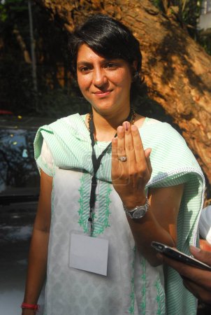 Téléchargez les photos : Membre du Parti du Congrès national Priya Dutt montrant la marque de vote au doigt ; Inde - en image libre de droit