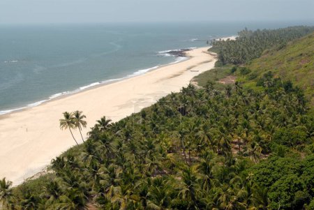 Azurblaues Wasser des weißen Sandes des Bhogwe-Strandes; Taluka Kudal; Bezirk Sindhudurga; Maharashtra; Indien; Asien