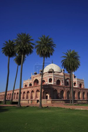 Humayun's tomb built in 1570 made from red sandstone and white marble first garden-tomb on Indian subcontinent persian influence in mughal architecture , Delhi, India UNESCO World Heritage Site