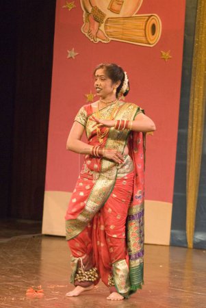 Téléchargez les photos : Femme exécutant la danse folklorique traditionnelle Lavani, Maharashtra, Inde - en image libre de droit