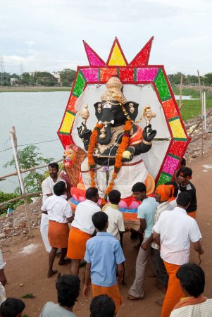 Foto de Ganesh Señor inmersión en tanque muthannankulam, Coimbatore, Tamil Nadu, India - Imagen libre de derechos