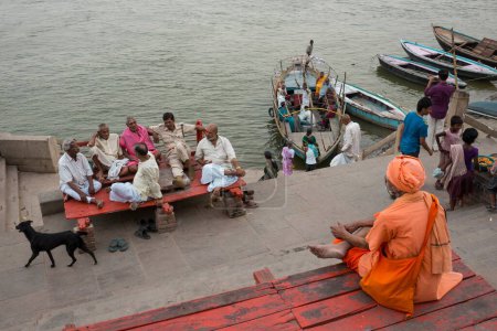 Téléchargez les photos : Personnes vijayanagaram ghat, varanasi, uttar pradesh, Inde, asie - en image libre de droit