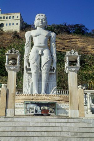 Estatua de jain saint Gomateshwara Señor Bahubali; kolhapur; maharashtra; india