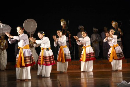 Téléchargez les photos : Danse Lai Haroba de Manipur, Inde - en image libre de droit