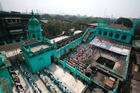 Téléchargez les photos : Musulmans offrant namaaz à Bawla Masjid à N M Joshi route à Lower Parel à Bombay maintenant Mumbai ; Maharashtra ; Inde - en image libre de droit
