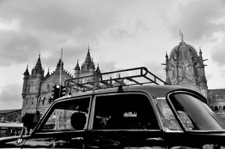 Téléchargez les photos : Fiat taxi avec transporteur, Victoria Terminus, VT, Chhatrapati Shivaji Maharaj Terminus, CST, site du patrimoine mondial de l'UNESCO, Bori Bunder, Bombay, Mumbai, Maharashtra, Inde, Asie - en image libre de droit