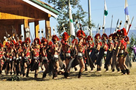 Foto de Naga tribu danza en hornbill festival, Kohima, Kisama aldea, Nagaland, Noreste, India - Imagen libre de derechos