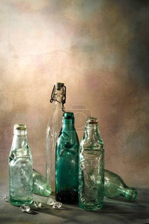 Art classique verre travaille bouteilles avec fond abstrait